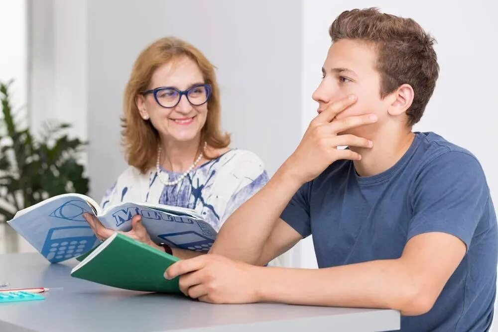 100 больных репетитор. Занятия с репетитором. подросток у психолога. индивидуальные занятия с репетитором. репетитор подросток.
