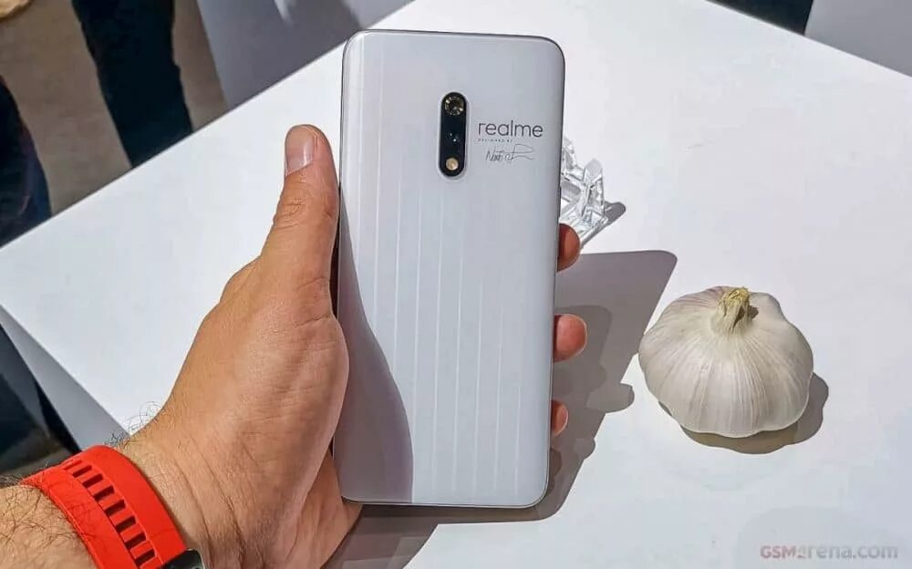 Телефон realme gt master. Наото Фукасава Realme. Realme gt Master Edition белый. Realme gt Master Edition 8/256. Наото Фукасава Realme gt Master.