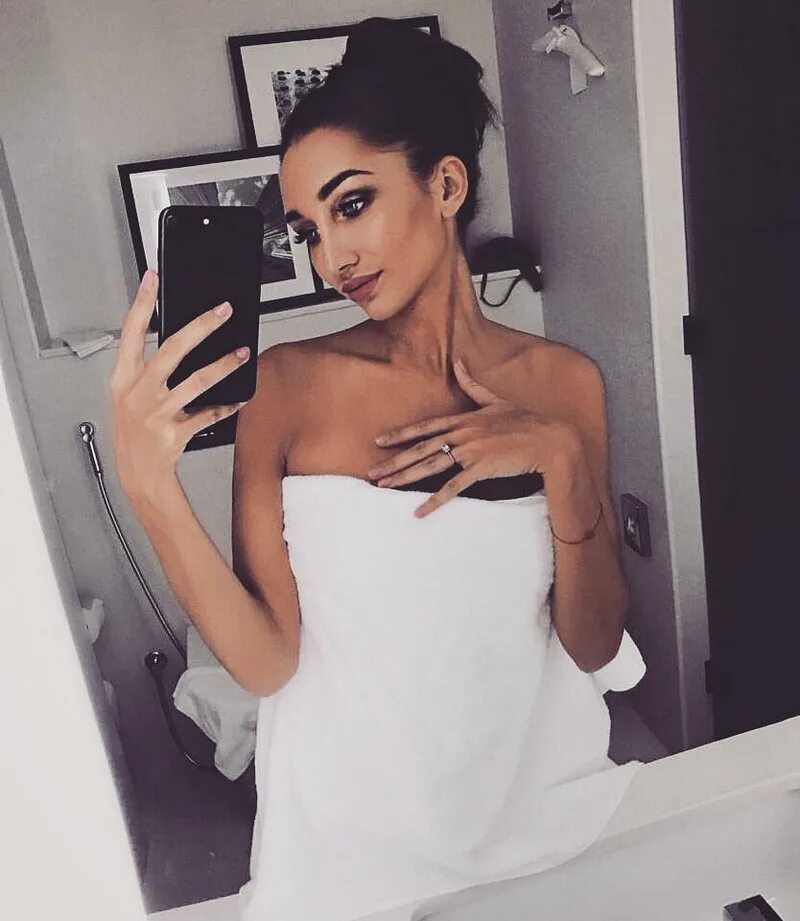 Девушка в полотенце селфи. Селфи девушек в душе. Девушка в полотенце после душа. Селфи девушек в душе. Девушка в полотенце.