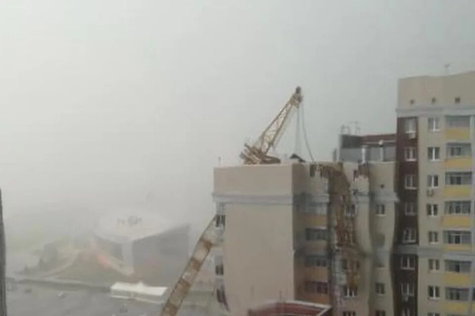 Здание рушится. Упал многоэтажный дом в китае. Видео падающих домов. В майами обрушилось здание. Падающее здание.
