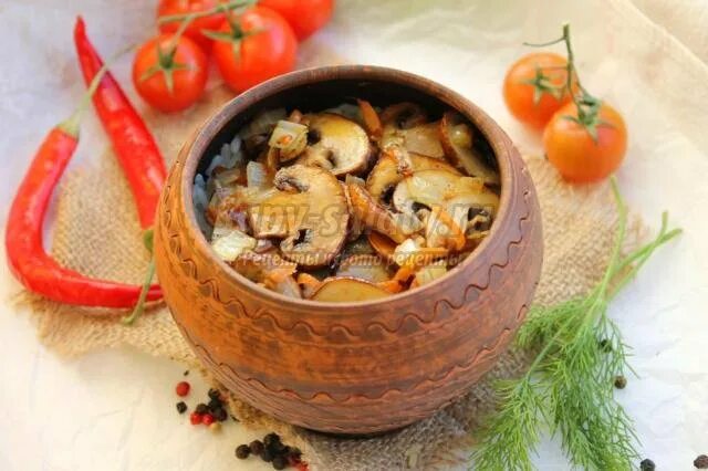 Рис в горшочках в духовке с мясом. Плов в горшочке. Свинина с грибами в горшке. Куриный плов в горшочках. Плов в горшочках в духовке.