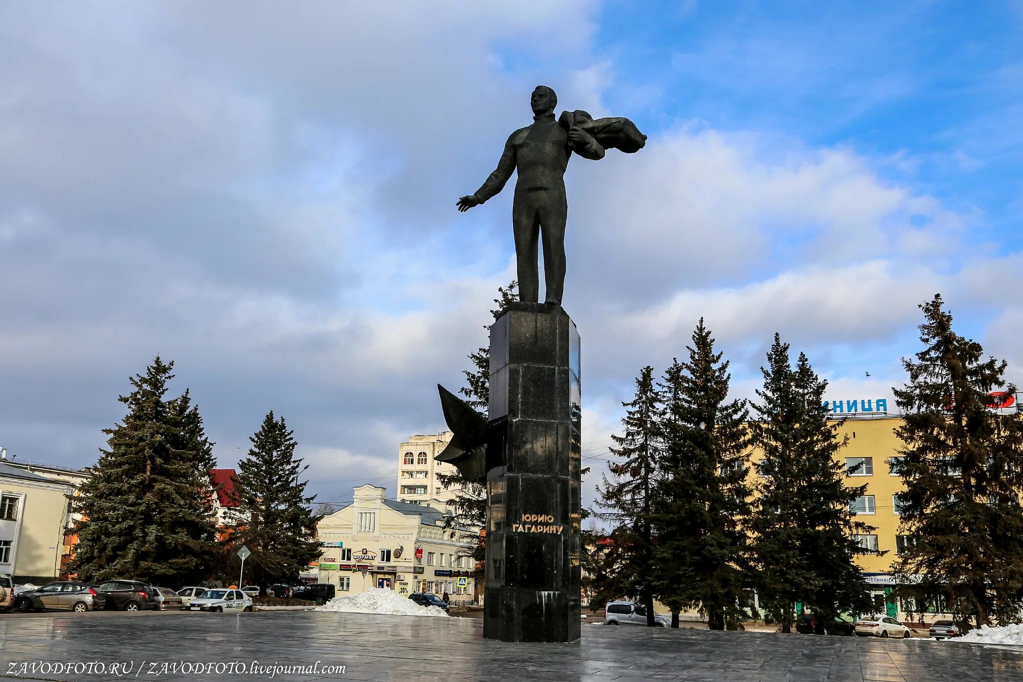 В честь гагарина названы города. Гагарин (Смоленская область). Гжатск Гагарин. Гагарин памятник город Гагарин. Гагарин памятник в Гжатске.