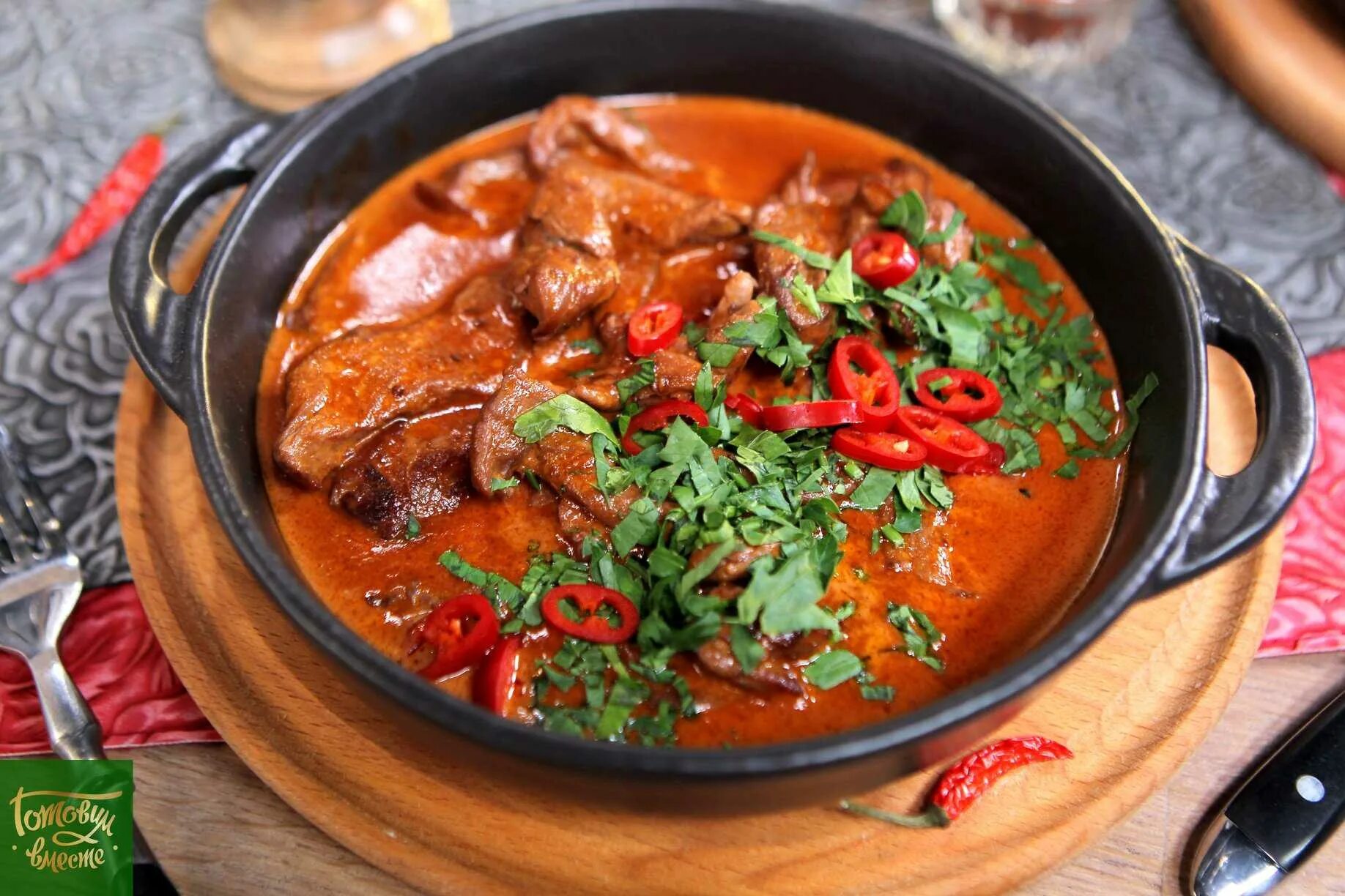 Мясо с картошкой и помидорами в горшочках. Тушеная картошка в горшочках. Свинина с помидорами в горшочке. Болгария гювеч. Чанахи (говядина с овощами по-грузински).