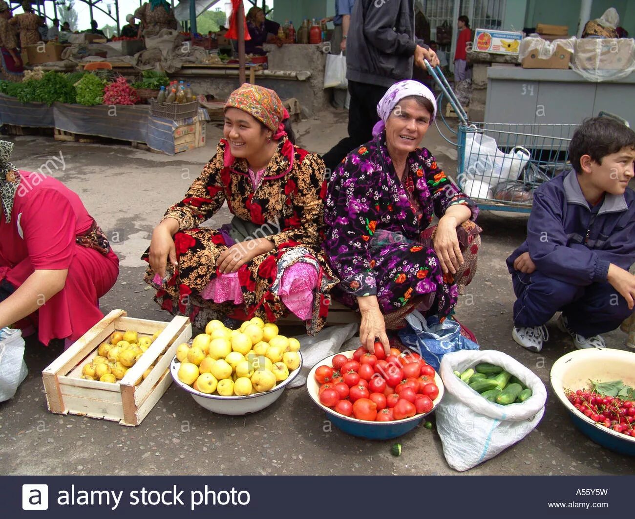 Сколько времени в узбекистане сегодня. Женщины центральной Азии базар. Время в Узбекистане сейчас. Uzbekistan stock Markets. Сечас вирема Узбекистон.