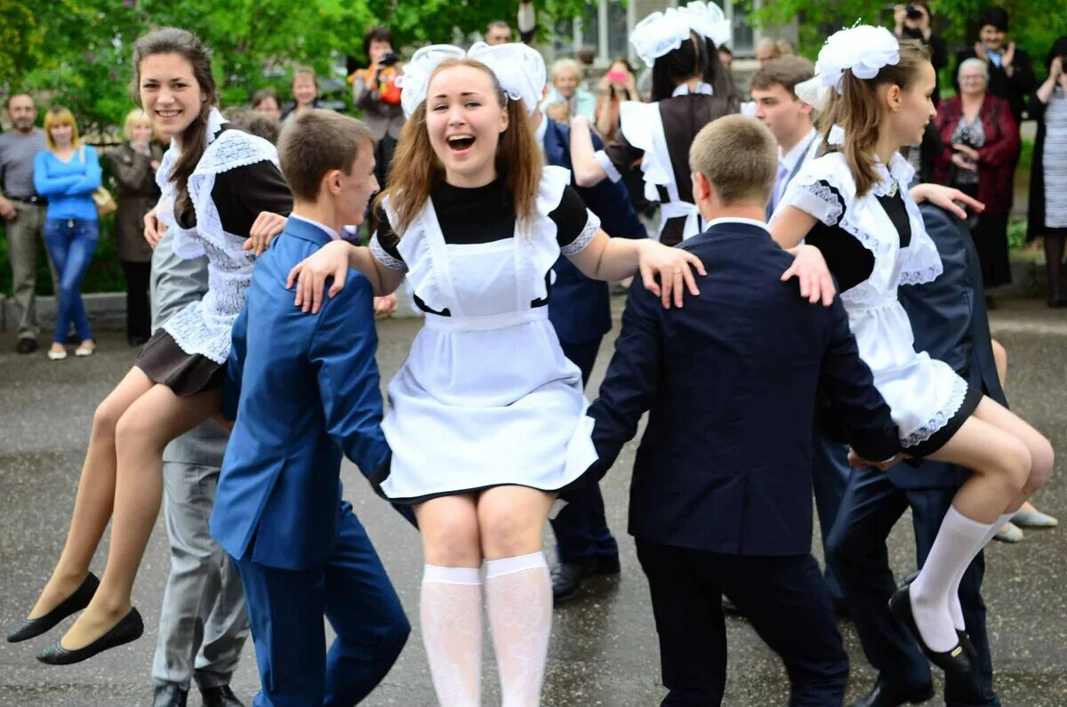 Про последний звонок 11 класс. Выпускницы 2013. Под школьной формой. Фотосессия последний звонок. Выпускники в школьной форме.