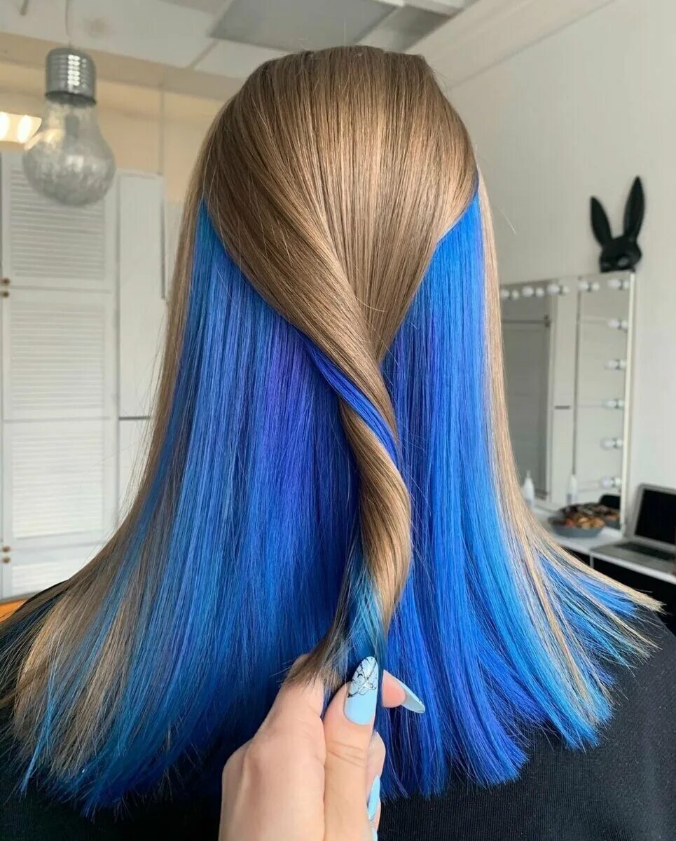 Скрытое окрашивание волос на темные. Синий цвет волос короткие. Синее окрашивание волос. Синее мелирование на темные волосы. Синие пряди на светлых волосах.
