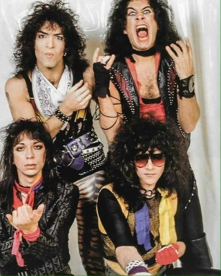 Кис сейчас. Группа Кисс без грима. Kiss группа 1983. Группа Кисс без грима в молодости. Группа Кисс сейчас.