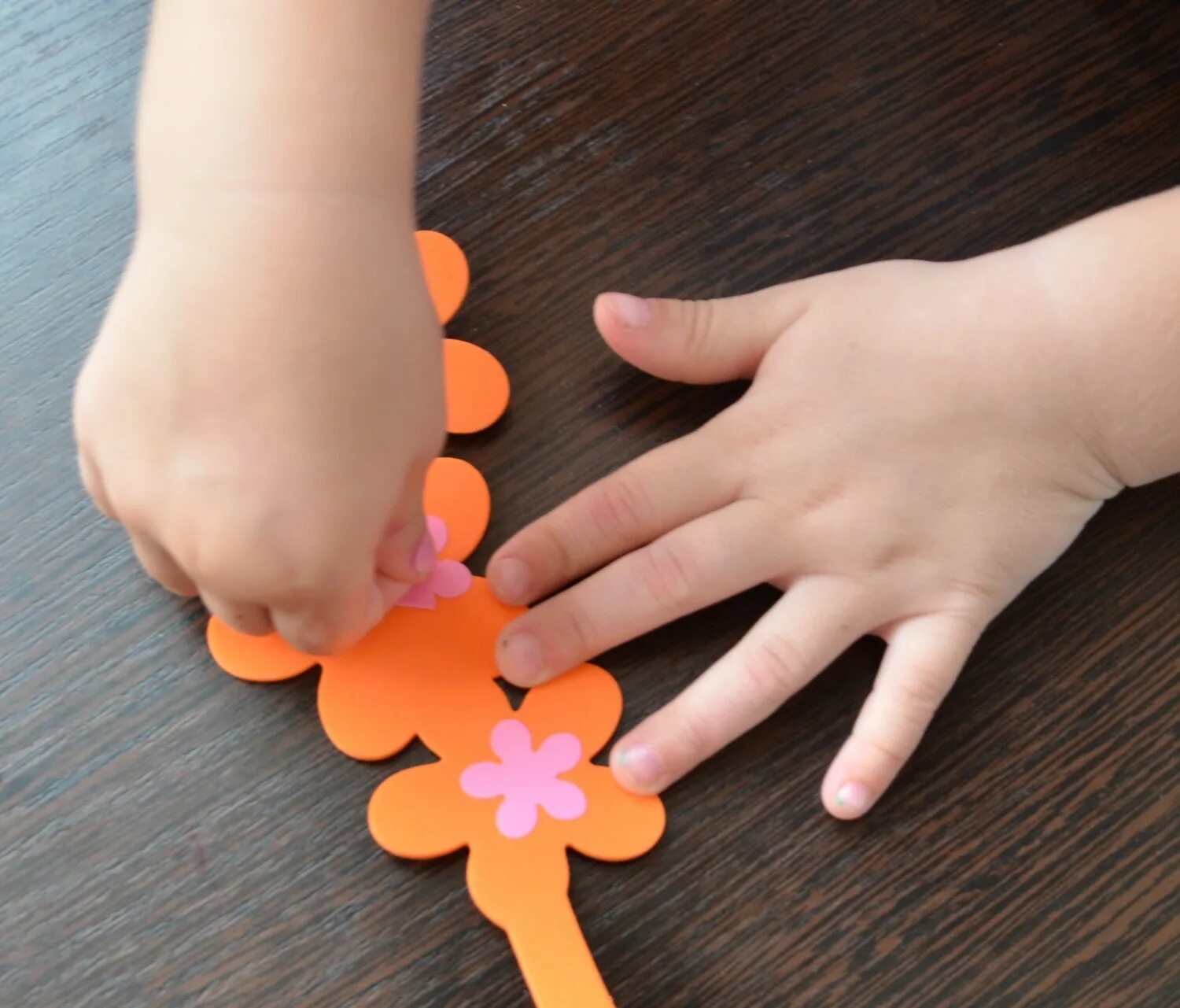 набор для делания браслетов из бусинок. подарочный браслет для девочек. мастер класс браслетик для детей. набор для плетения бус и браслетов. набор для браслетов.