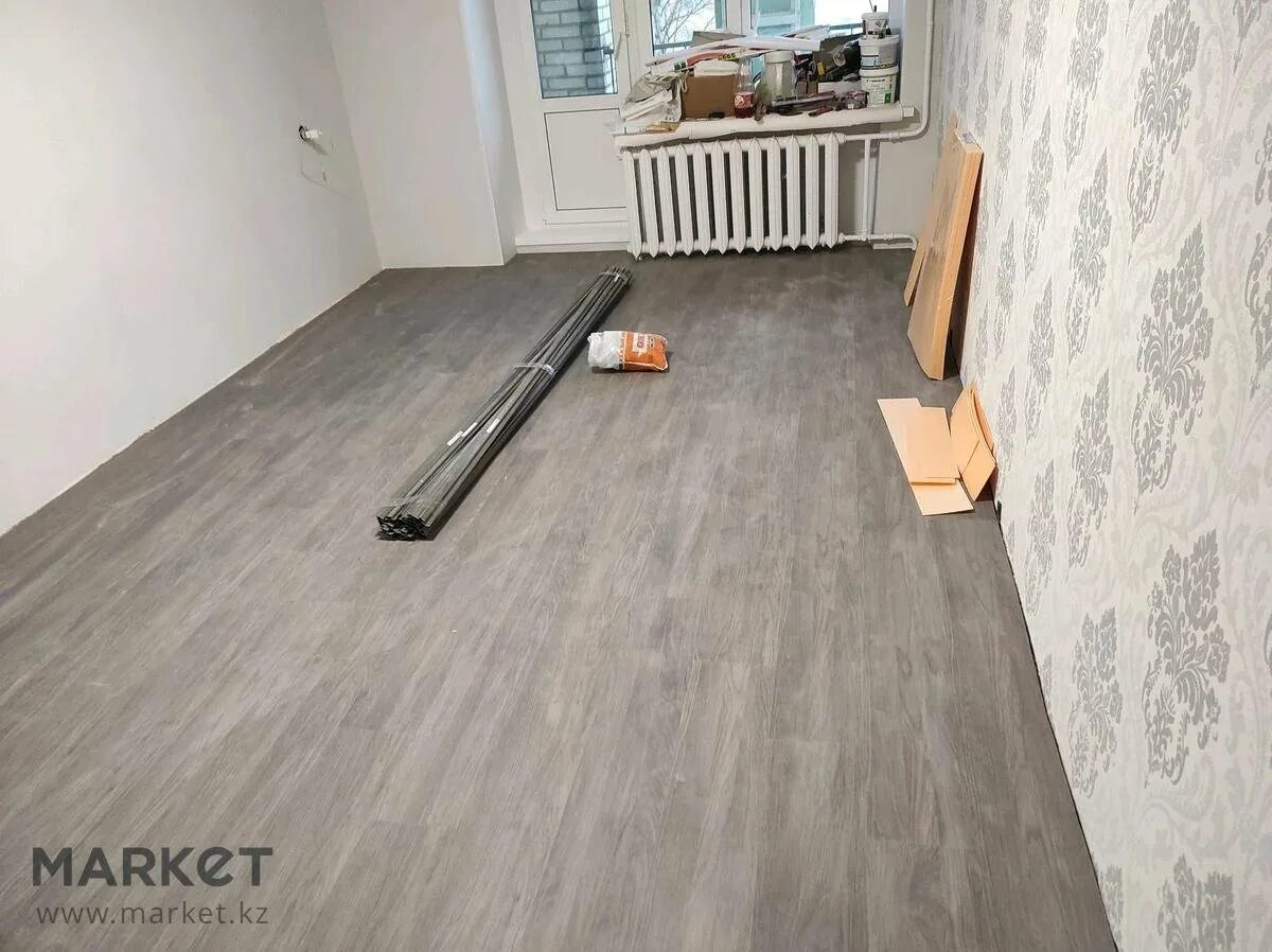 Поперек комнате стоял. Ламинат поперек. ламинат поперек комнаты. линолеум поперек комнаты. укладка ламината поперек.