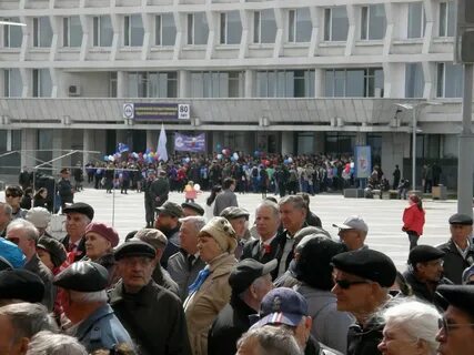 Колонна демонстрантов