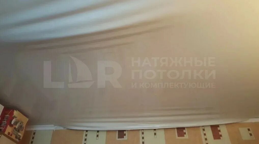 Складки на натяжном потолке
