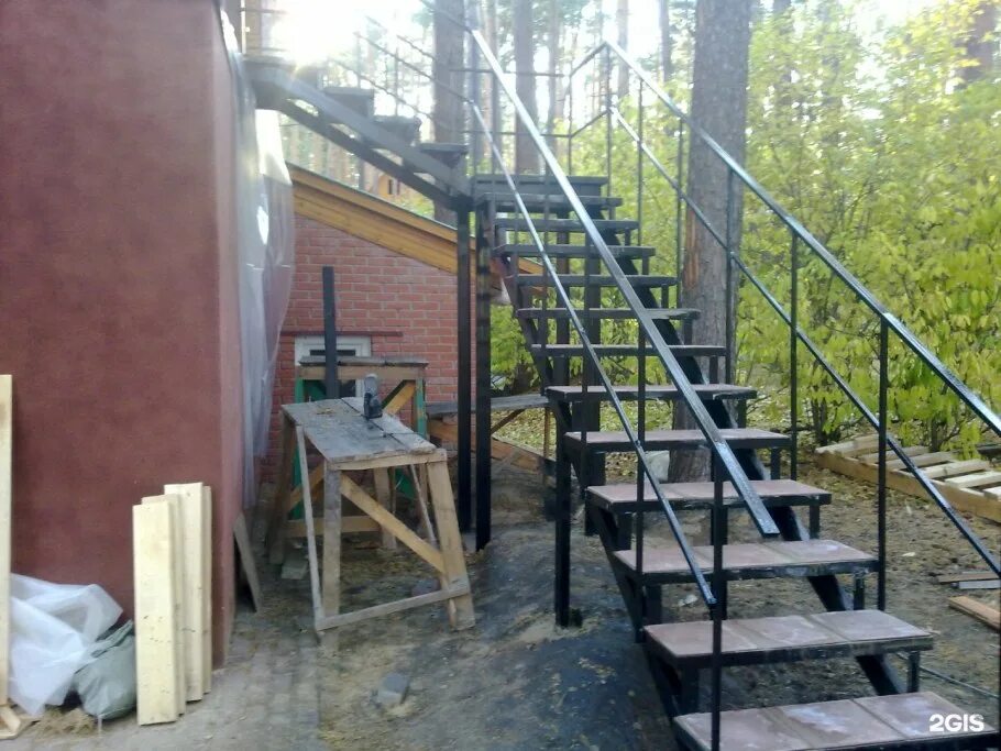 Лестницы на металлическом каркасе на улицу