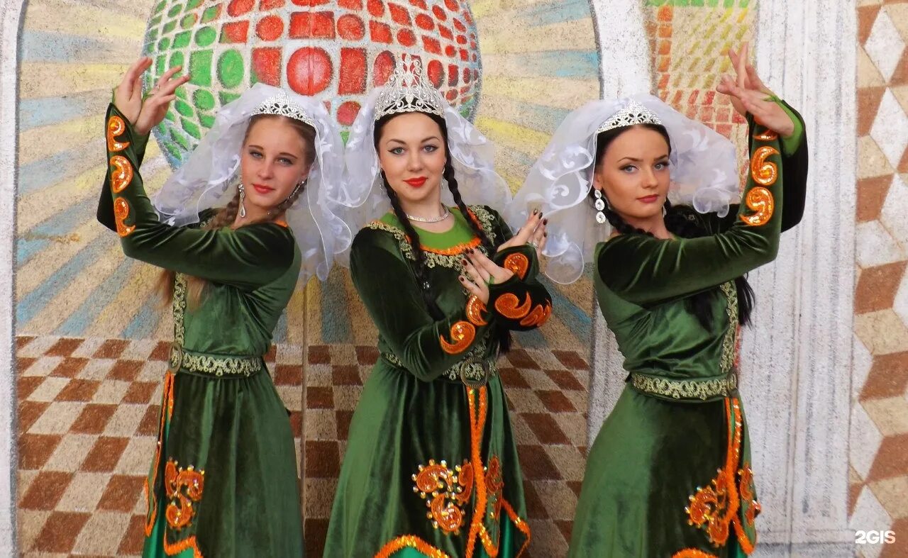 Песни армянов. Ансамбль Карин Ереван. Армянский танцевальный костюм. Армянский костюм для танца. Армянский танец дети.