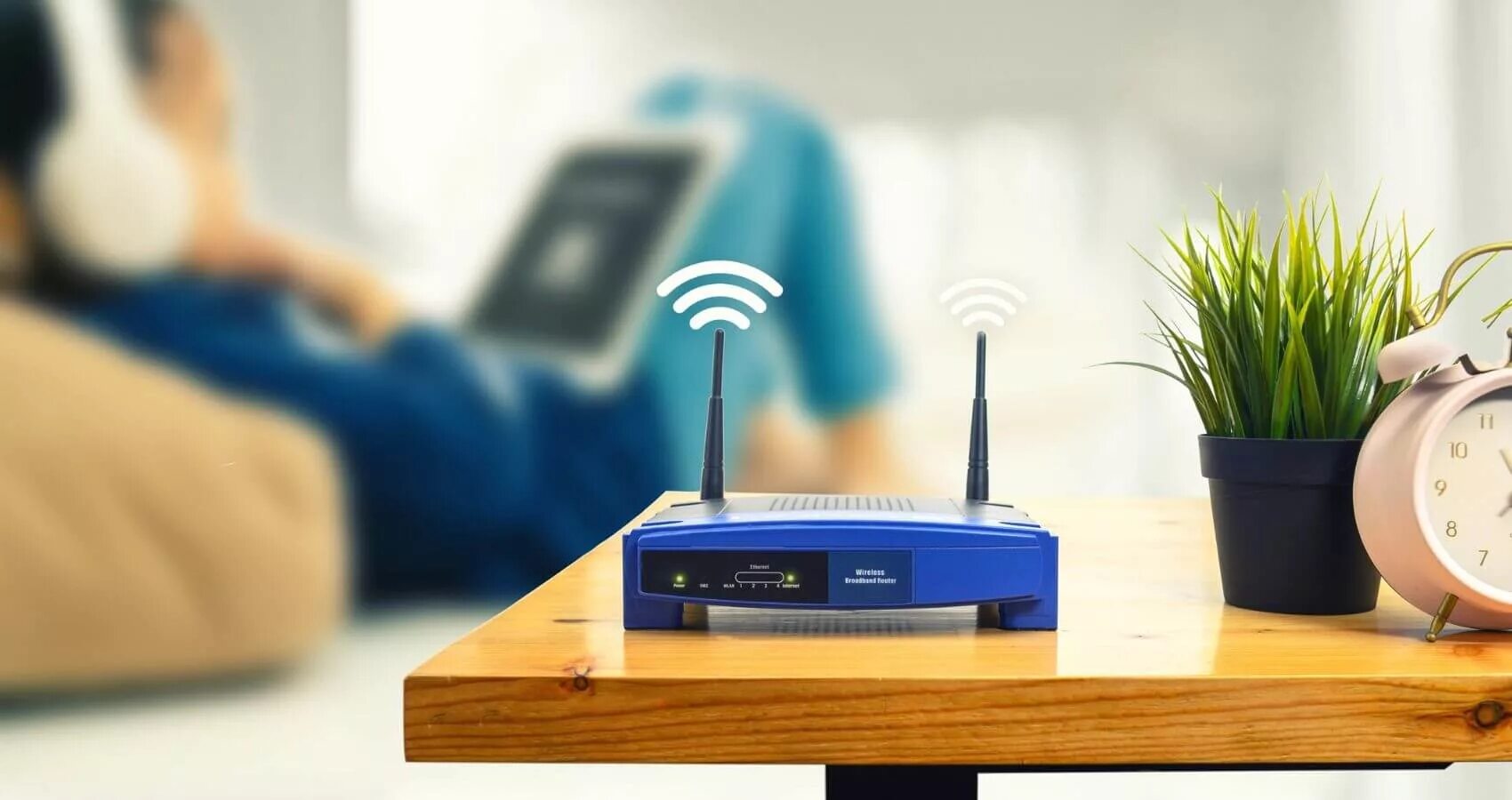 Домашний телефон wi fi. Роутер на столе. Роутер в доме. Роутер домашний интернет. WIFI роутер на столе.