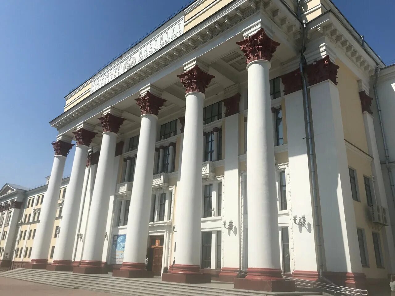 колонны в хабаровске. дальневосточный университет путей сообщения (двгупс) – в хабаровске. колоннада евпатория. хабаровск набережная ротонда. здание стадиона ленина хабаровск.