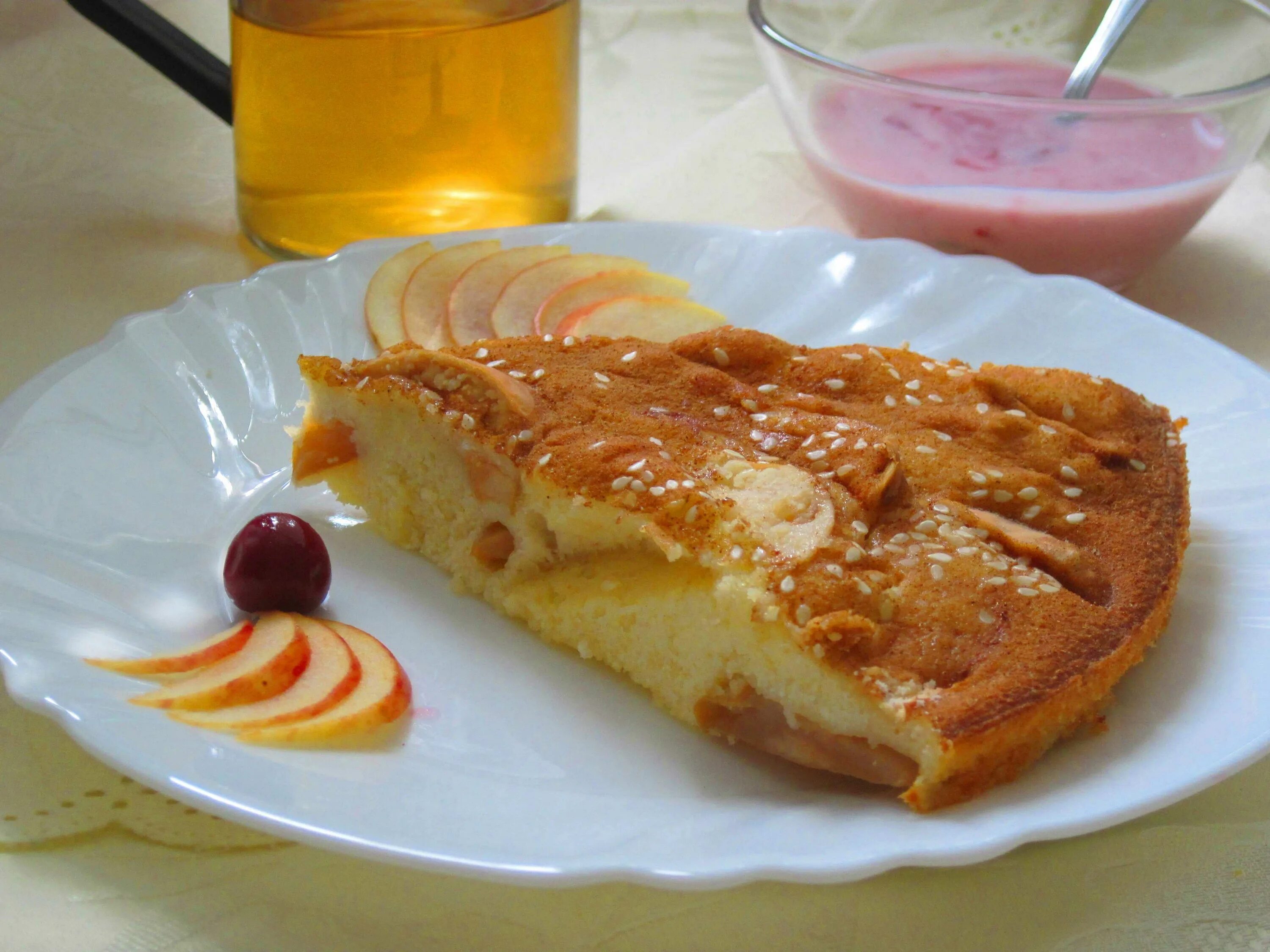 Простые пироги без яиц рецепты. Шарлотка с яблоками. подача шарлотки с яблоками. пирог с яблоками без яиц. шарлотка с яблоками ресторан.