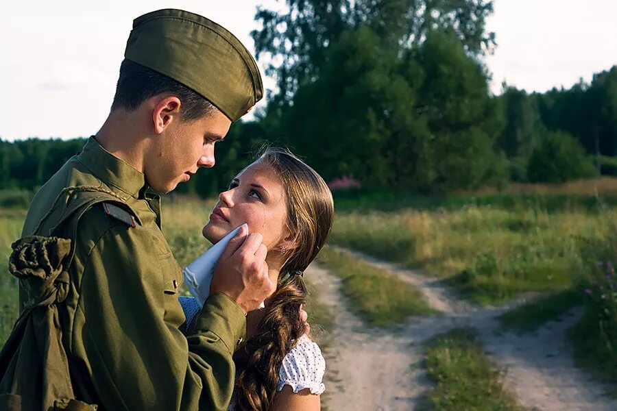 Солдат прощается с девушкой. Девушка провожает парня в армию. Девушка провожает солдата. Военная фотосессия. Мужчина на войне изменяет