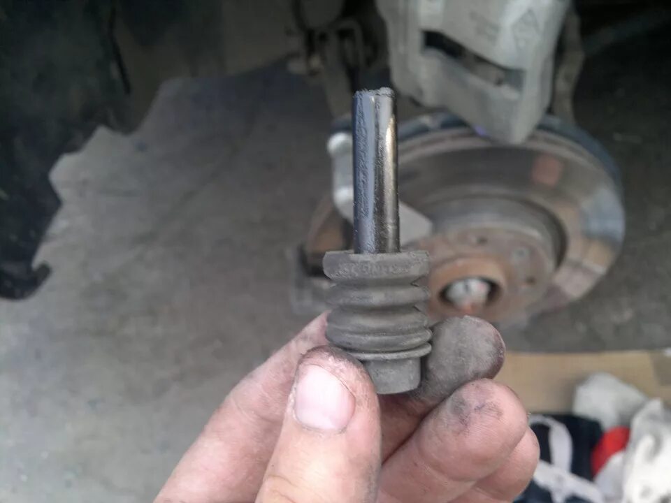 Направляющие суппорта Renault Logan (1G), 1,6 л, 2010 года своими руками DRIVE