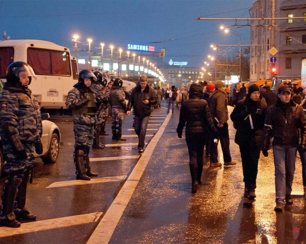 Что творится вк. Болотная площадь сейчас. ДТП на Болотной площади Москва сегодня. Повалил омоновца Манежная. Что творится в Москве.