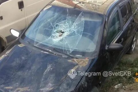 Школьник разбил стекло