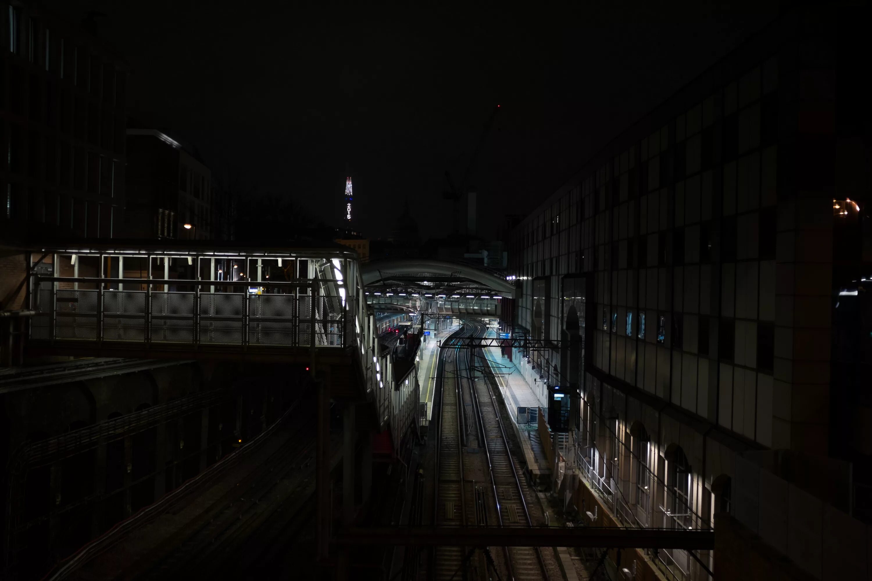 ЖД пути ночью. Ночной вокзал. Железная дорога ночью. РЖД ночью. Включи станцию на ночь