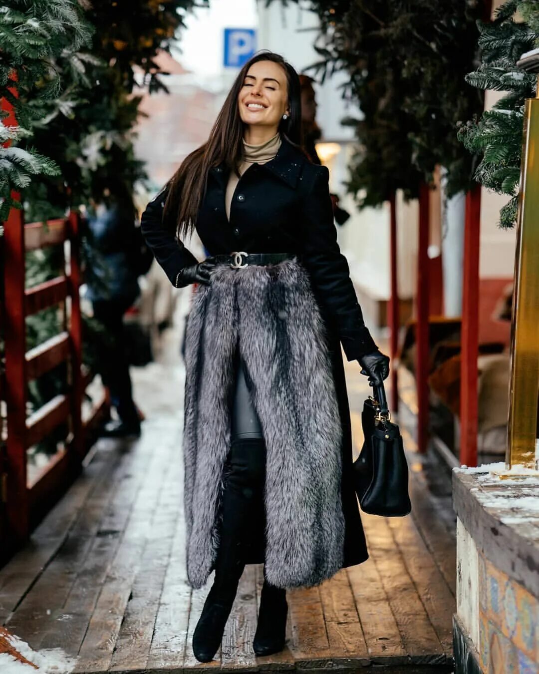 шуба лук зима. белые. шубы из темной куницы. модные зимние уличные луки. маргарита цельсова зима 2022-2023.