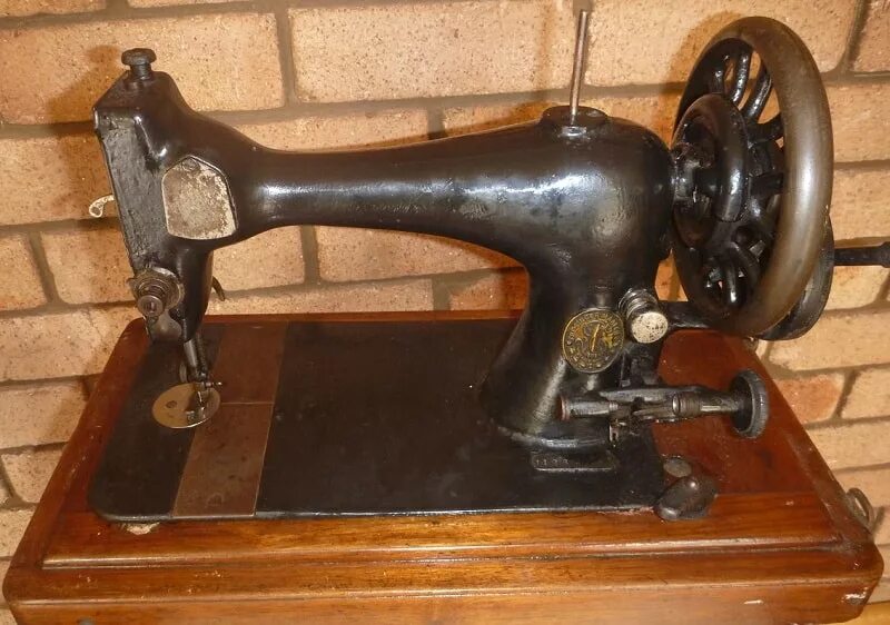 Швейная машинка ручная б у. Старинная швейная машинка Зингер. Швейная машинка (Zinger super 2001). Машинка швейная Зингер 1120. Швейная машинка Зингера 1841.