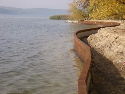 Река укреплена