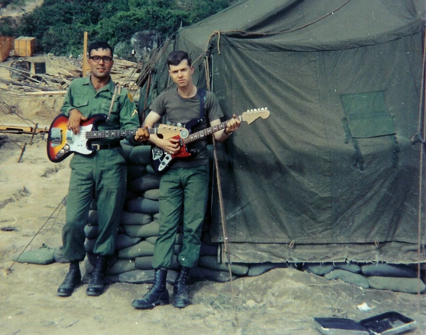 Оригинал песни солдат. Вьетнамский рок. Солдат с гитарой. Солдат во Вьетнаме с гитарой. Солдат с электрогитарой.
