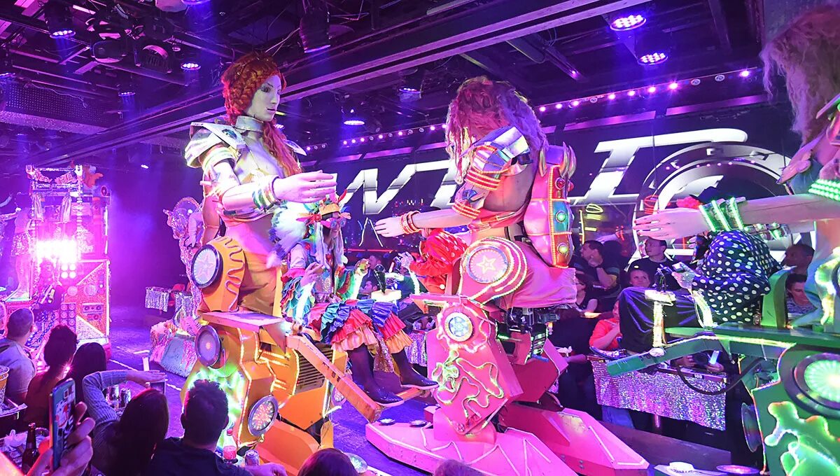 Ресторан роботов в Токио. Ресторан роботов в Японии. Robot Restaurant Токио Япония. Ресторан с роботами, Таиланд.. Robot show