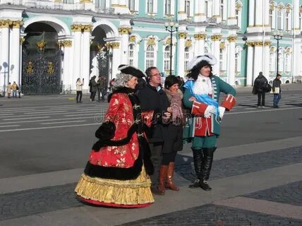Люди в костюмах в питере