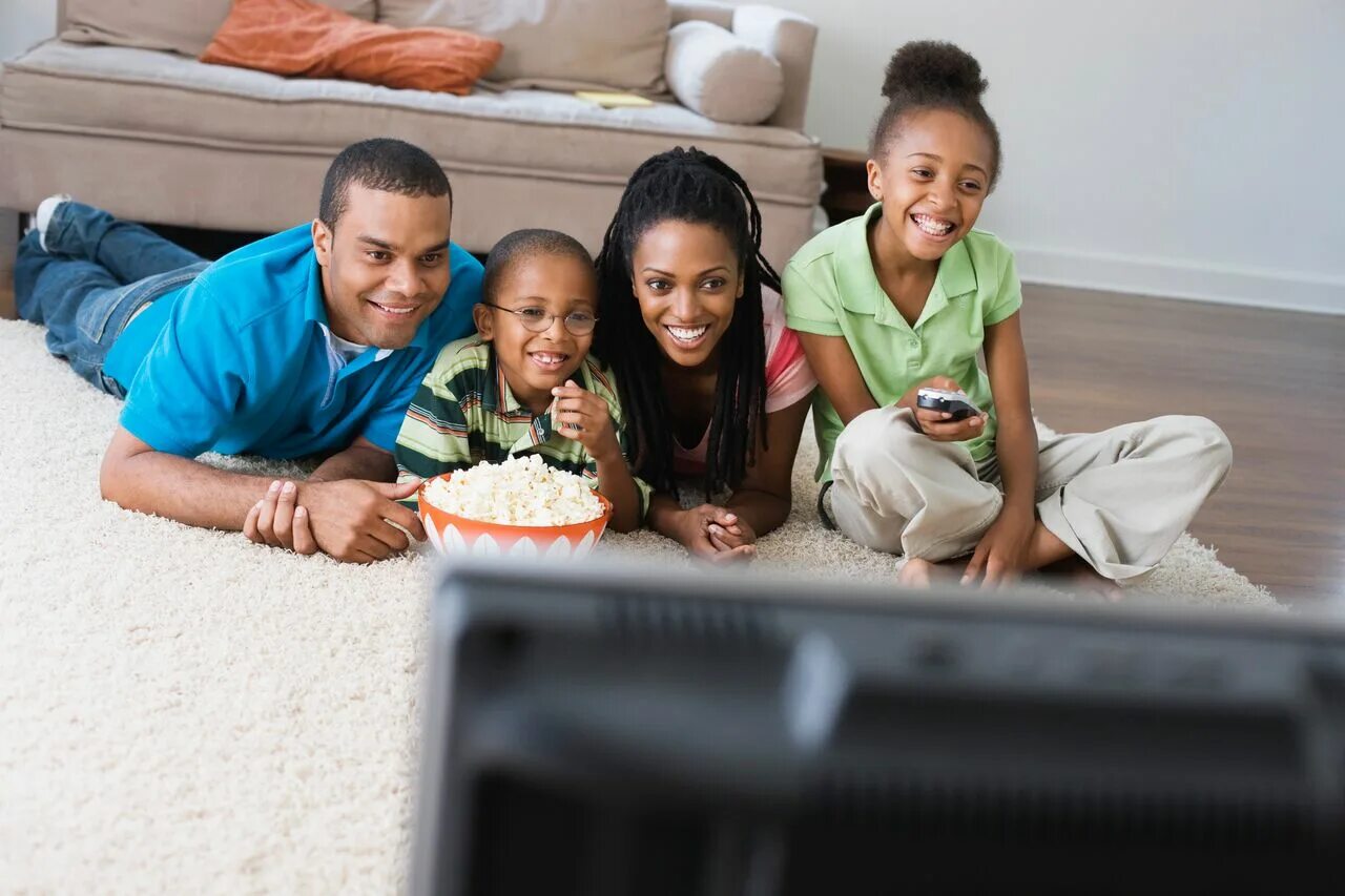 Why people spend time watching tv огэ. Family watching tv. teenagers bad habits. russian teenagers tv viewing habits.