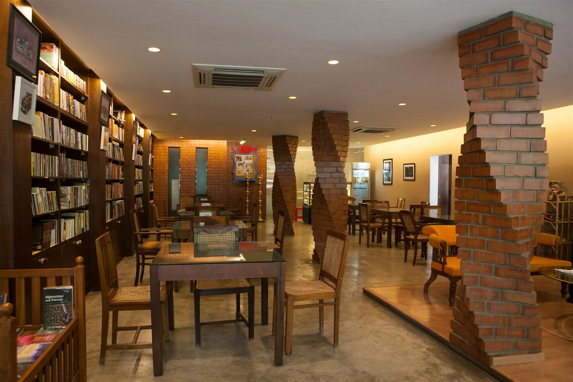 Book Cafe бук кафе. Книжное кафе. Кафе библиотека. Кафе с книжными полками.