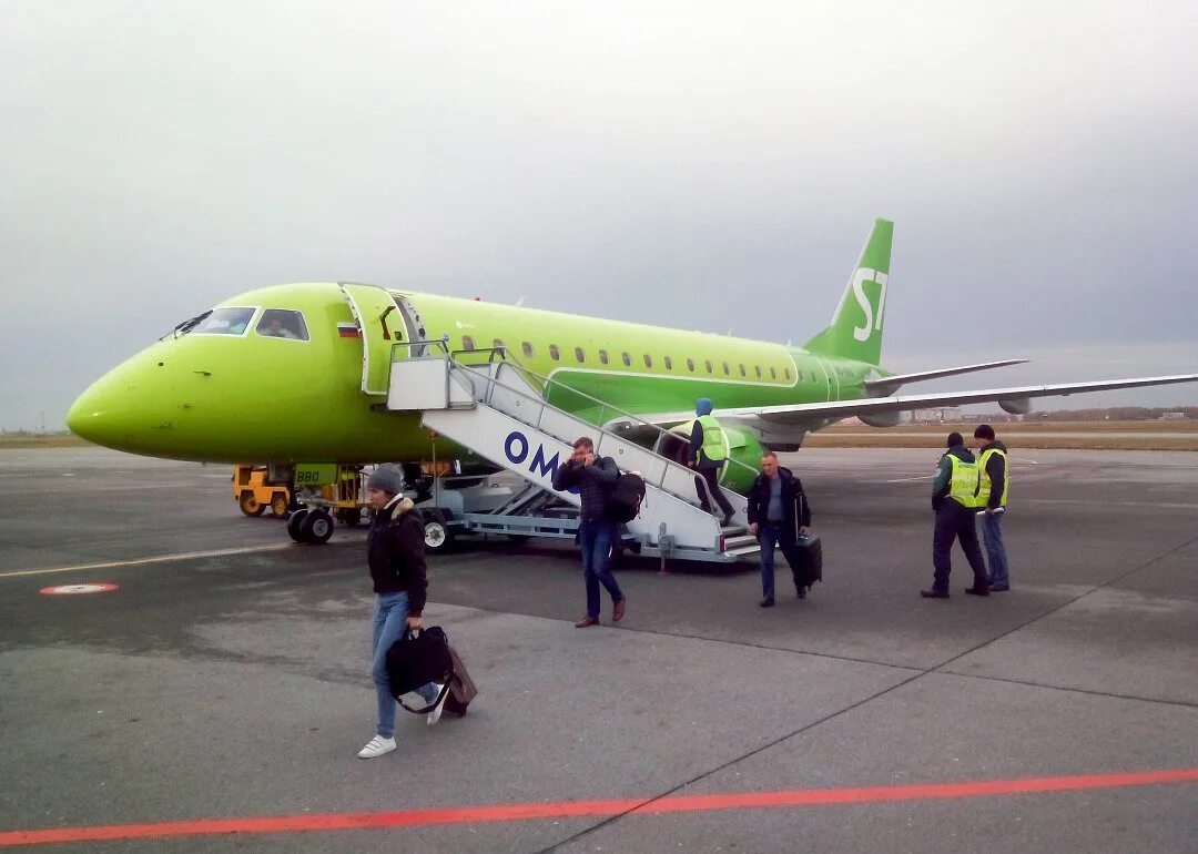Эмбраер самолет s7. Ssj 100 ред вингс. Какие самолеты летают в омск. Какие самолеты летают в омск. Ираэро авиабилеты.