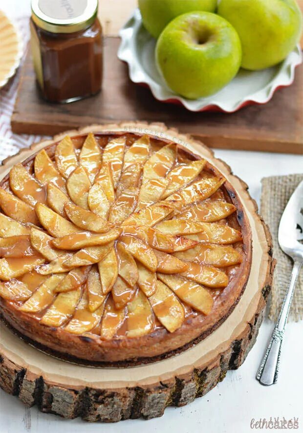 Сладкий пирог с яблоками. Apple pie (яблочный пирог). Яблочный тарт. Красивый пирог с яблоками. Красивая шарлотка с яблоками.