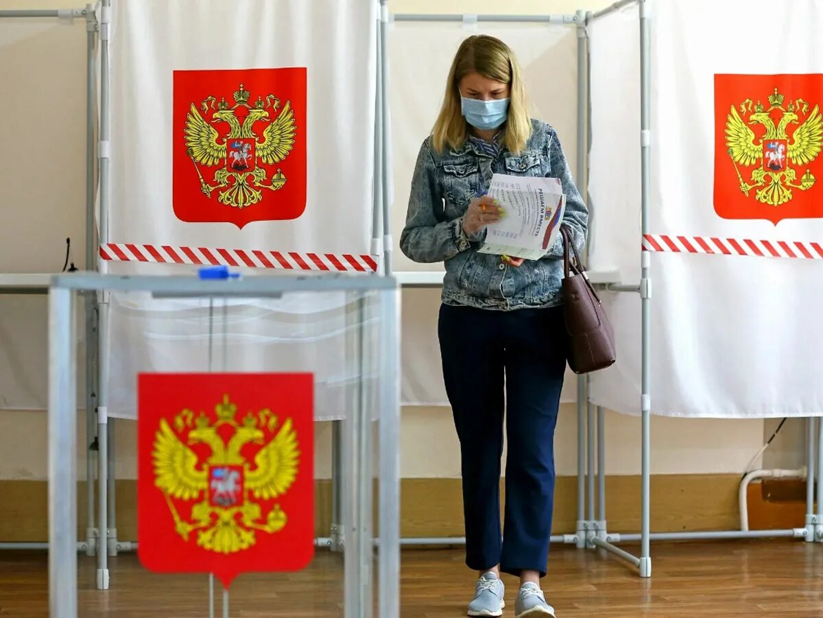 Выборы РФ. Голосование на избирательном участке. Люди голосуют на выборах. Люди голосуют в России.