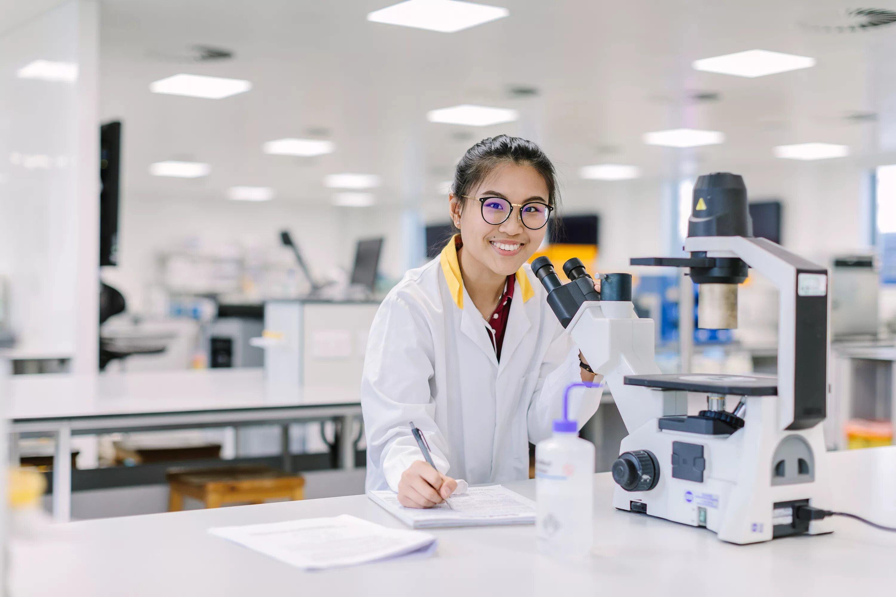 Университет Алабамы лаборатории. Scientist biologist. Research Lab. Students research Lab.