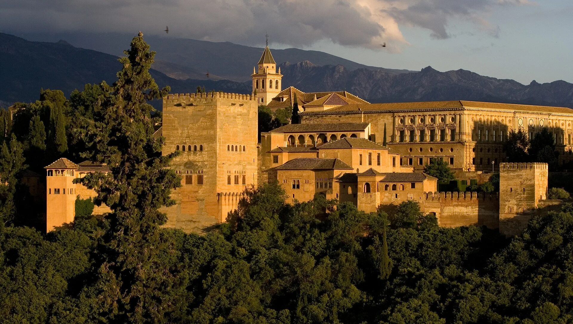 Крепость Альгамбра в Гранаде. Гранадский эмират дворец Альгамбра. Гранада Испания достопримечательности Альгамбра. Дворец в Альгамбре в Испании.