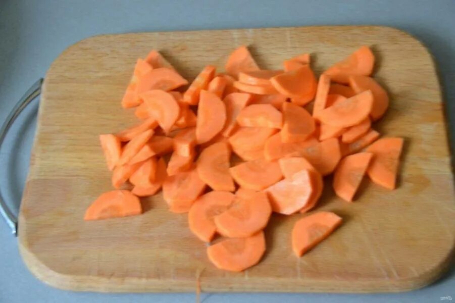 Нарезка моркови дольками. Морковь нарезанная ломтиками. Нарезка моркови ломтиками. Нарезка моркови дольками. Нарезать ломтиками морковку.