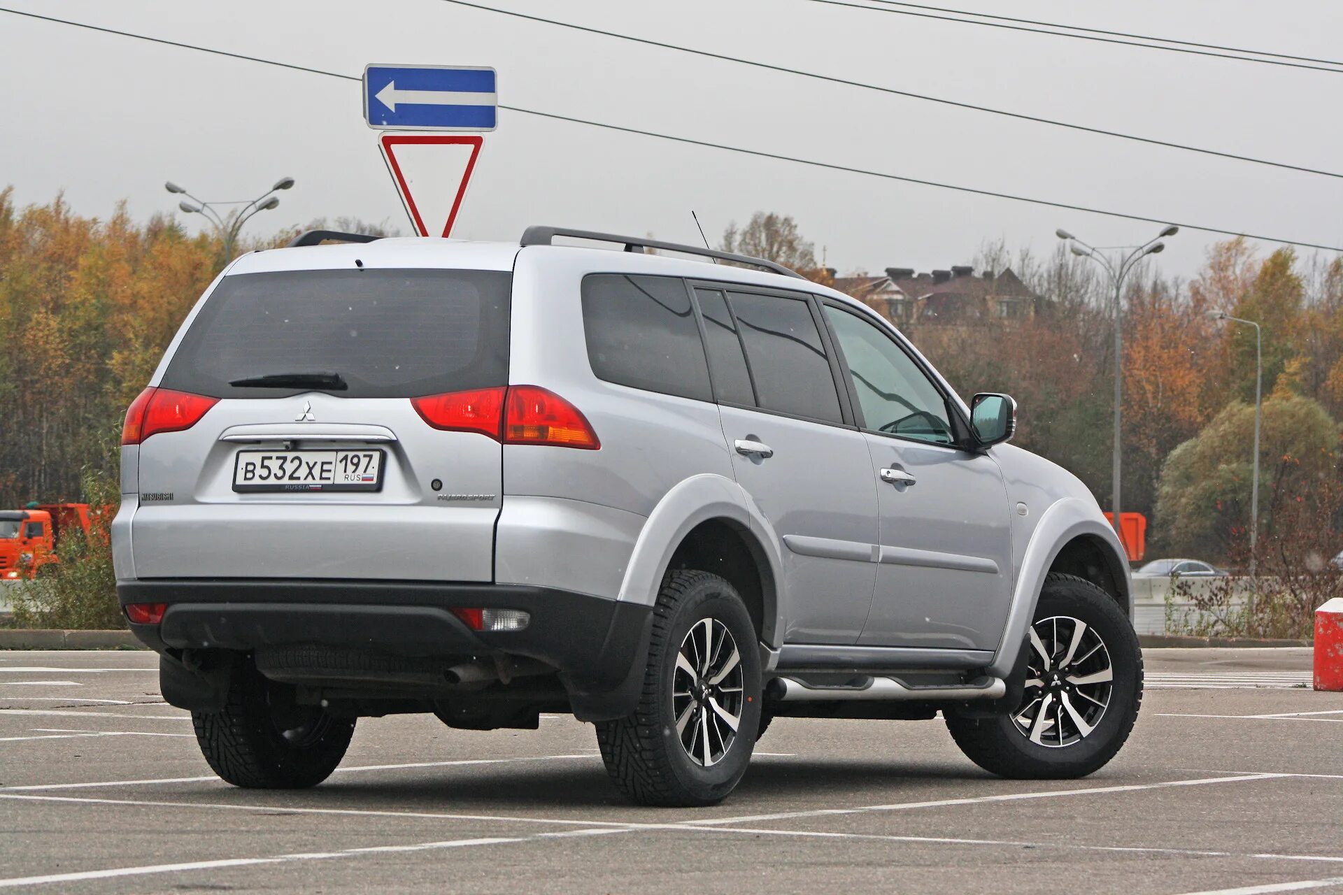 Мицубиси паджеро спорт москве. Mitsubishi Pajero Sport 2. Mitsubishi Pajero Sport 2.4. Mitsubishi Pajero Sport внедорожник синий.