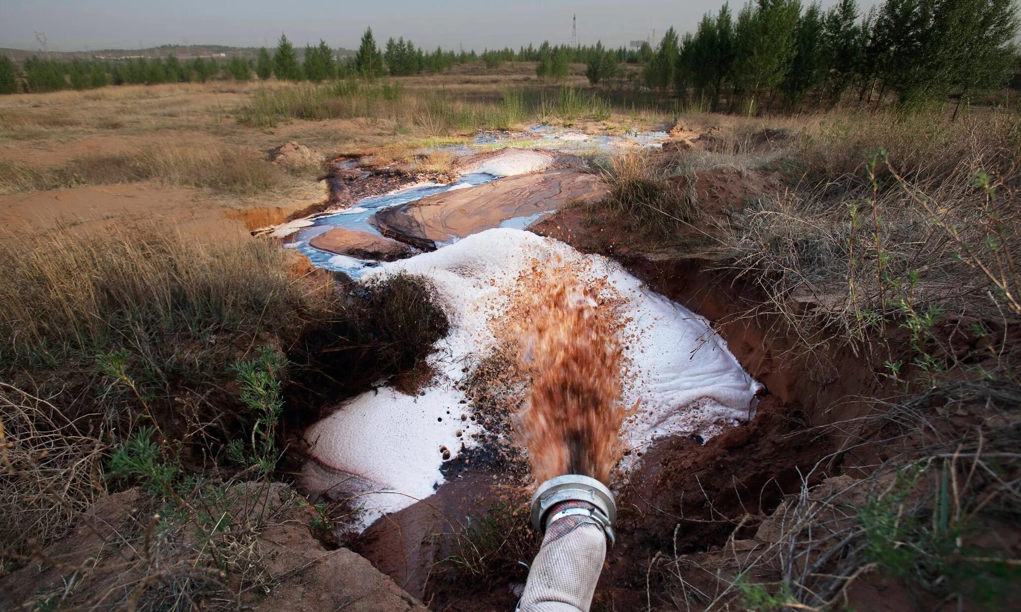 Выброс отходов производства. Загрязнение почвы. Сточные воды. Химическое загрязнение почвы. Загрязнение водоемов и почвы.