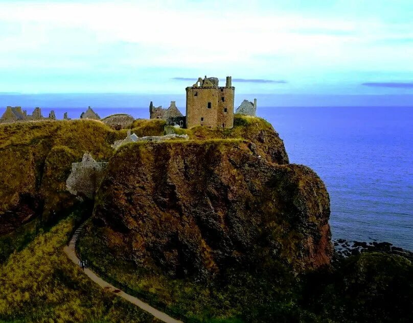 Неприступная крепость это. Шотландия утесы. Утес БОУ Шотландия. Утес ворота Шотландия. Замок на Утесе Шотландия.