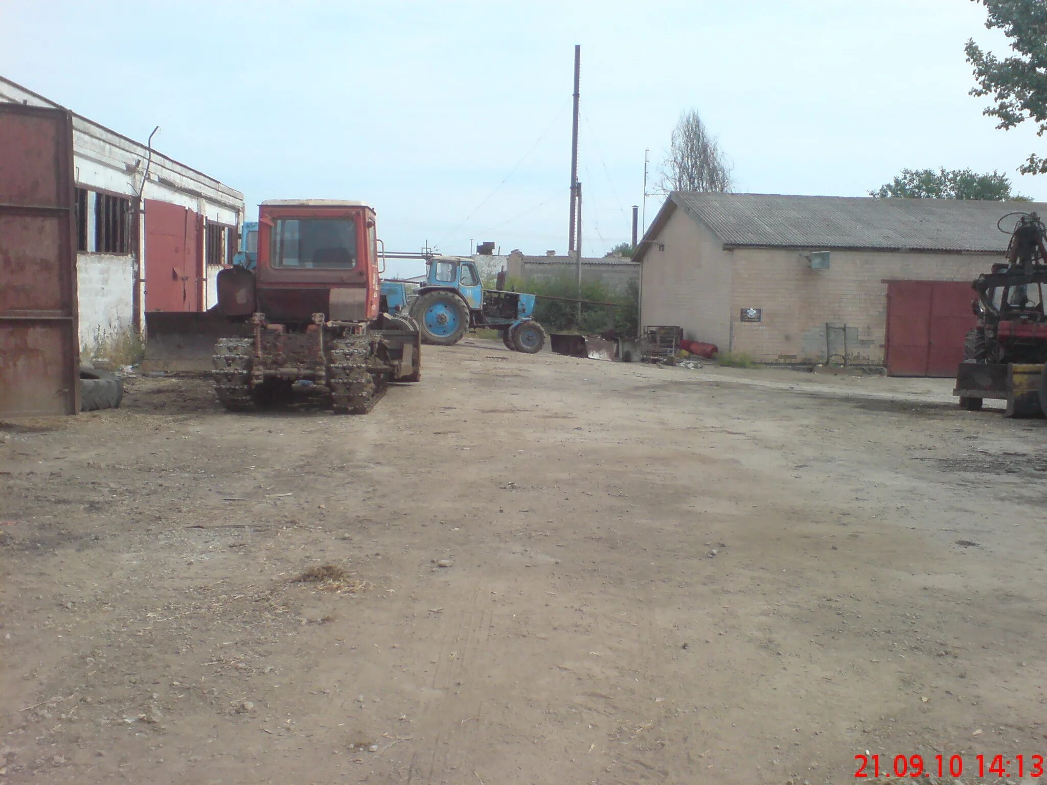 Село тракторное. Наниково Тракторная бригада. Полевой стан тракторной бригады. Сельская Тракторная бригада. Малаешты Тракторная бригада.