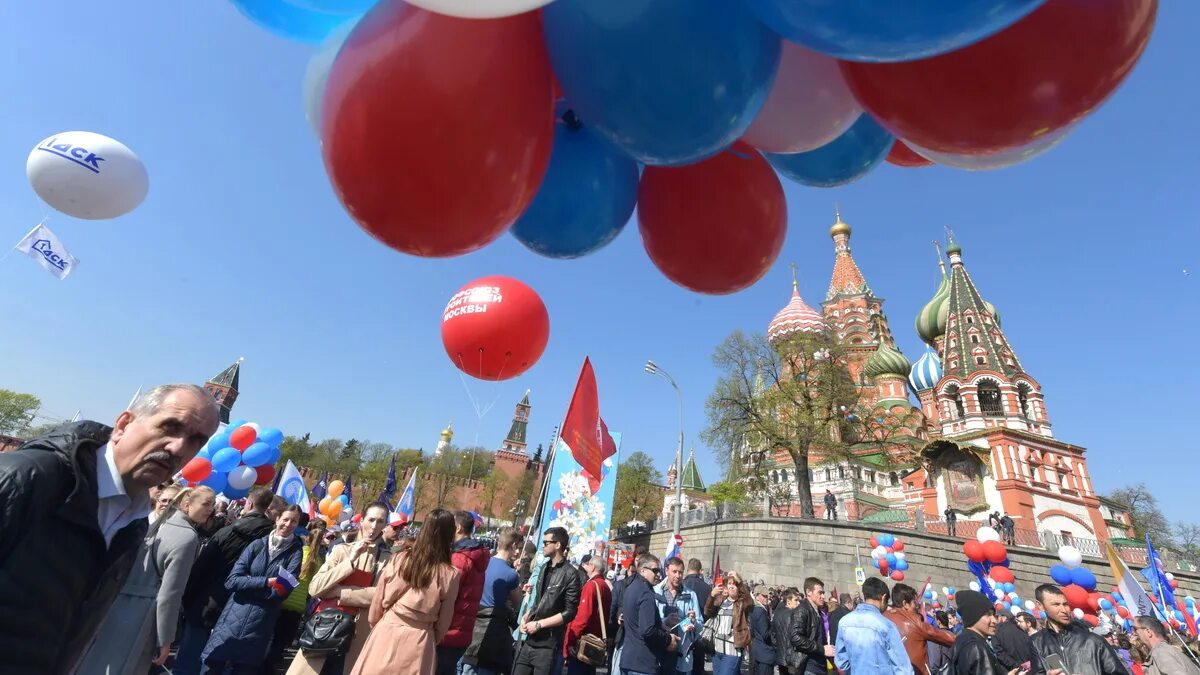 Выходные на первое мая. С праздником 9 мая. Майские праздники. Официальные праздничные майские. Майская демонстрация.