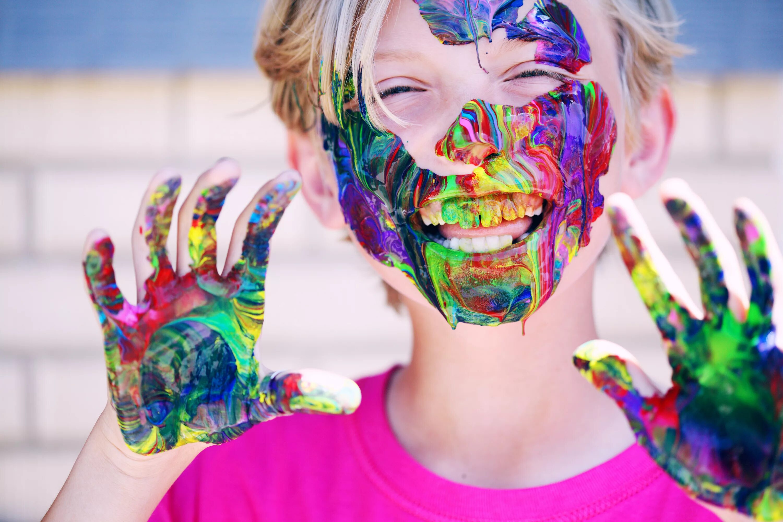 Colour children. Человек в краске. Фотосессия с красками. Подростки в краске. Краски для девочек.