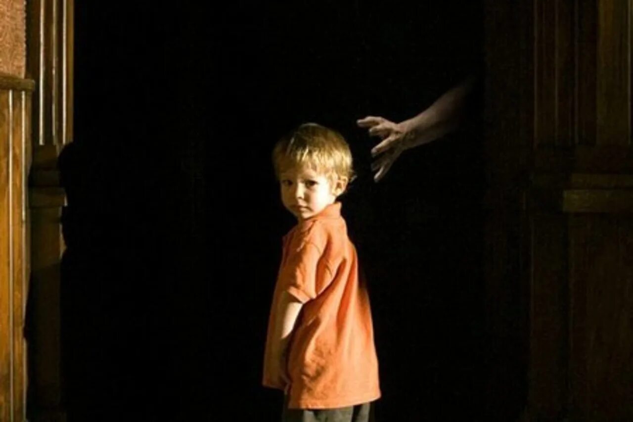 "Детские страхи". Видео где маленький мальчик тащит мертвого папу