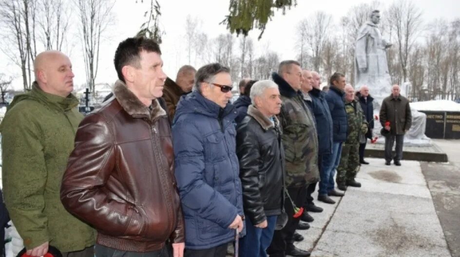 Новости климово брянской. Памятник Скорбящей матери в Климово Брянской области. Глава поселка Климово Брянской области. Депутат Климово.