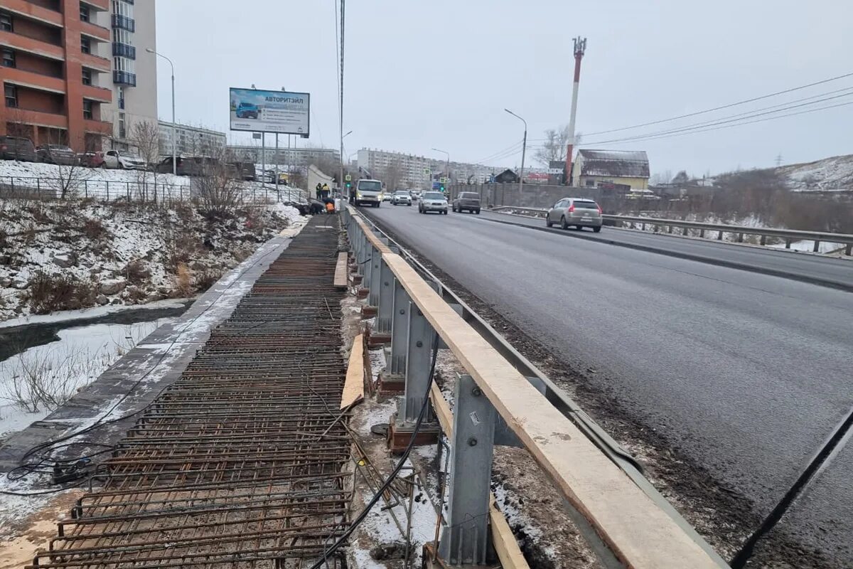 Красноярск мост Дубровинского пешеходный. Виадук на Калинина Красноярск. Путепровод. Пешеходный мост.