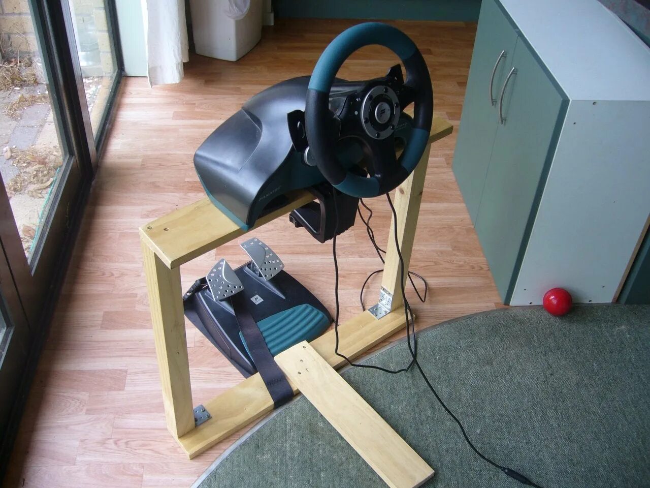 Не работает игровой руль. Ps2 Steering Wheel. Стойка для руля и педалей. Стойка для игрового руля. Подставка для игрового руля и педалей.