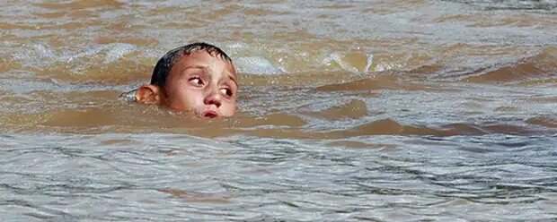 Спасти утонувшего ребенка. Младенец в воде. Дети воды.